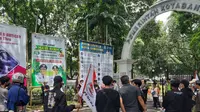 Sejumlah elemen buruh yang berasal dari Kota Bandung berunjuk rasa menuntut kenaikan upah di kantor Wali Kota Bandung, Selasa (23/11/2021). (Liputan6.com/Huyogo Simbolon)
