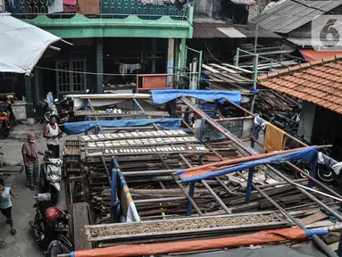 Aktivitas perajin tempe saat mogok produksi di kawasan Sunter Jaya, Jakarta Utara, Senin (21/2/2022). Mulai hari ini perajin tempe dan tahu se-Pulau Jawa mogok produksi selama tiga hari ke depan sebagai respon mahalnya harga kedelai yang mencapai Rp11.000 per kg. (merdeka.com/Iqbal S. Nugroho)