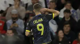 Penyerang Kosovo, Bersant Celina berselebrasi usai mencetak gol ke gawang Inggris pada pertandingan grup A Kualifikasi Euro 2020 di Stadion St Mary di Southampton (10/9/2019). Inggris menang telak atas Kovoso 5-3. (AP Photo/Matt Dunham)