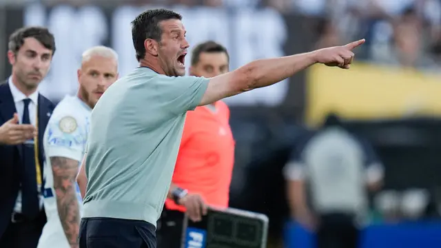 Foto: Melihat Gaya Cristian Chivu saat Debut Bersama Inter Milan, Kurang Memuaskan