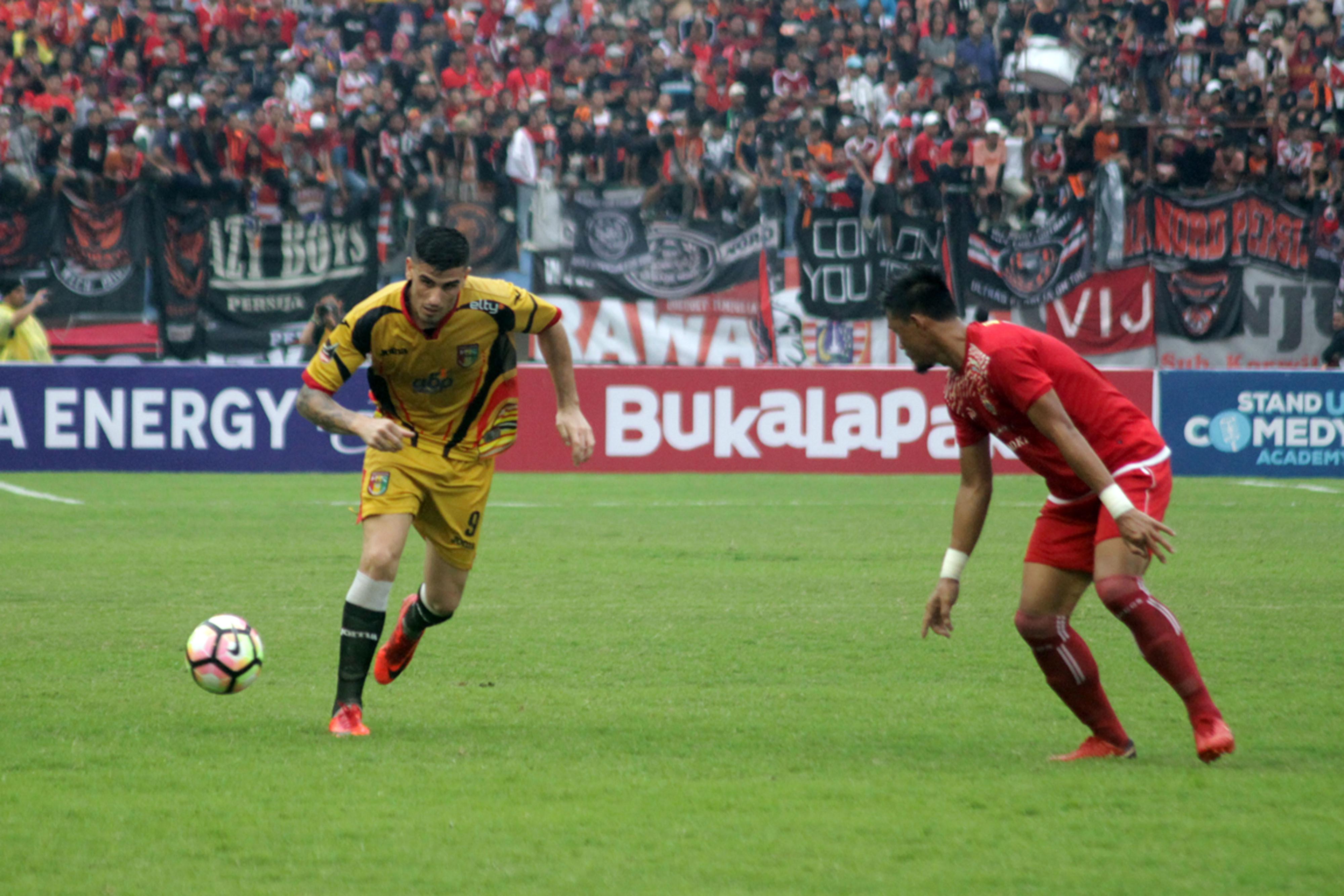 Pemain asing Mitra Kukar, Fernando Rodriguez Ortega (kiri). (Bola.com/Ronald Seger Prabowo)