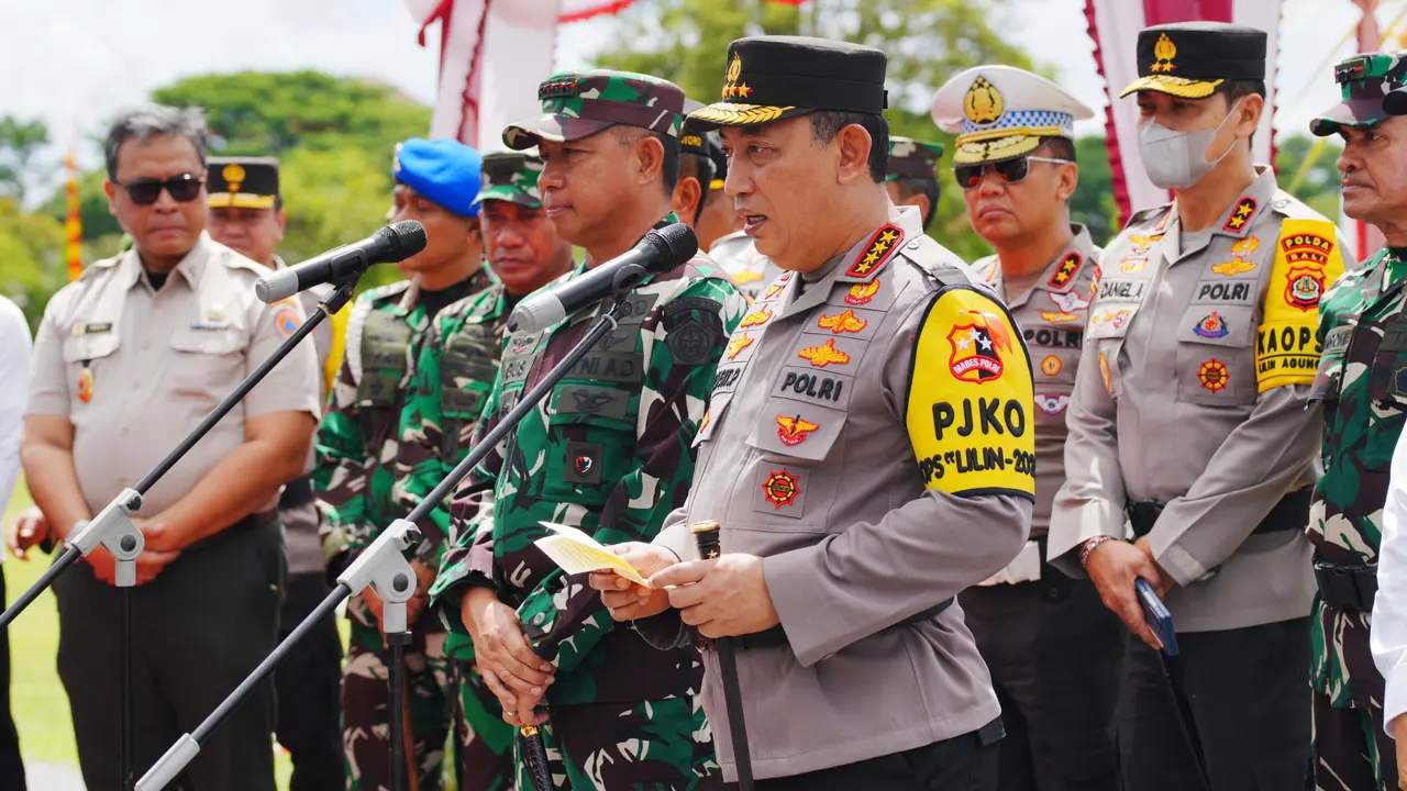 Kapolri Listyo Sigit Prabowo memimpin apel Operasi Lilin 2024 di Lapangan Puputan Margarana Renon, Denpasar, Bali, Jumat (20/12/2024).