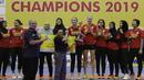Pevoli PGN Popsivo, Amalia Fajrina, menerima trofi usai mengalahkan Jakarta Pertamina Energi pada final Proliga 2019 di GOR Among Rogo, Yogyakarta, Sabtu (23/2). Popsivo menang 3-2 atas Pertamina. (Bola.com/Yoppy Renato)