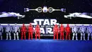 Prajurit tentara Stormtrooper menghadiri world premiere film Star Wars: The Rise of Skywalker di Hollywood, California, Senin (16/12/2019). Film Star Wars: The Rise of Skywalker dibintangi oleh Daisy Ridley, John Boyega, Oscar Isaac, Lupita Nyong’o, dan Andy Serkis. (Jesse Grant/Getty Images /AFP)