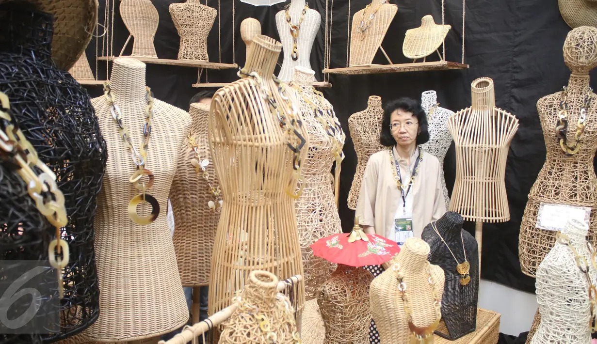 Sejumlah produk saat di pamerkan di Inacraft 2017 di JCC, Senayan, Jakarta, Rabu (26/4). Pameran yang gelar dari 26-30 april tersebut menapilkan ribuan prodak UMKM dari tanah air. (Liputan6.com/Angga Yuniar)