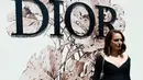 Natalie Portman berpose saat menghadiri peluncuran koleksi terbaru Dior bertajuk Haute Couture Fall/Winter 2017/2018 di Paris, Prancis, (3/7). (AP Photo/Thibault Camus)