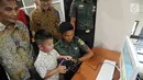 Seorang bocah belajar menjadi pilot drone di PT Farmindo Inovasi Teknologi, Sentul, Bogor, Jawa Barat, (19/4). Selain membuat drone untuk TNI dan Basarnas, perusahaan ini juga mendidik para calon pilot drone. (Merdeka.com/Arie Basuki)