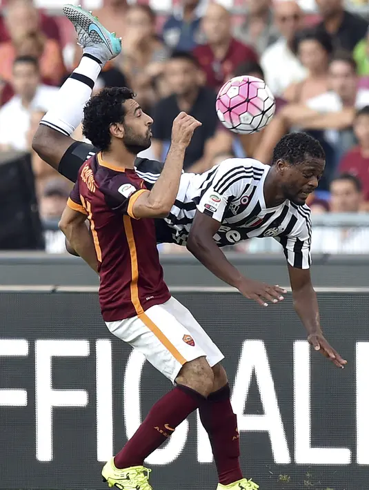 Gelandang AS Roma, Mohamed Salah (kiri) berebut bola dengan bek Juventus, Patrice Evra di pertandingan liga serie A di Olimpico Roma, Italia (31/8/2015).  AS Roma menang atas Juventus dengan skor 2-1. (REUTERS/Alberto Lingria)