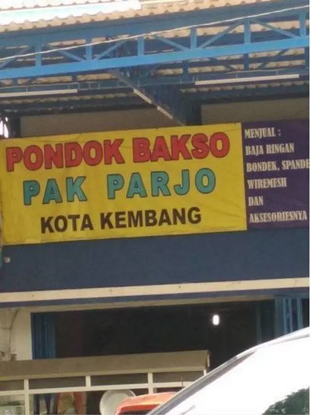 6 Spanduk Toko Ini Bikin Bingung Pembeli, Beda Jauh dengan Barang Jualannya