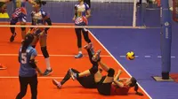 Tim-tim yang tampil pada final four Proliga 2017, Jumat (7/4/2017), mengeluhkan lapangan pertandingan di Sritex Arena, Solo, yang licin sehingga pemain khawatir. (Bola.com/Ronald Seger)