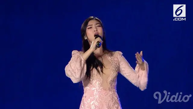 Isyana tampak anggun dengan balutan gaun yang anggun. Meski hujan Ia tampil maksimal.