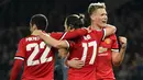 Para pemain Manchester United merayakan kemenangan atas Benfica pada laga Liga Champions di Stadion Old Trafford, Selasa (31/10/2017). Manchester United menang  2-0 atas Benfica. (AFP/Oli Scarff)