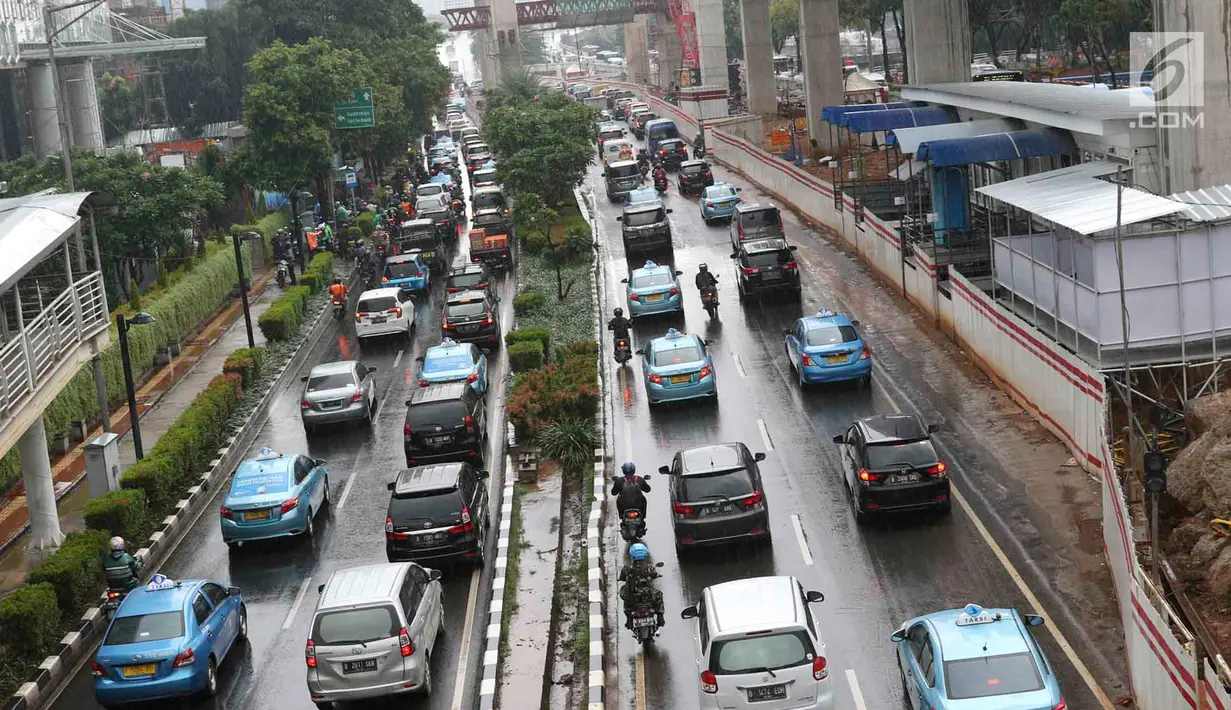 Sejumlah kendaraan berjalan merayap karena terjebak macet di Jalan HR Rasuna Said, Kuningan, Jakarta, Jumat (18/1). Penyempitan jalan akibat pembangunan proyek LRT berimbas pada kemacetan di kawasan tersebut. (Liputan6.com/Immanuel Antonius)
