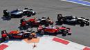 Tabrakan juga melibatkan pebalap Ferrari, Sebastian Vettel, dan pebalap Red Bull, Daniil Kvyat, di tikungan kedua lap pertama  F1 GP Rusia di Sirkuit Sochi Autodrom, Rusia, Minggu (1/5/2016). (Bola.com/Twitter/F1)