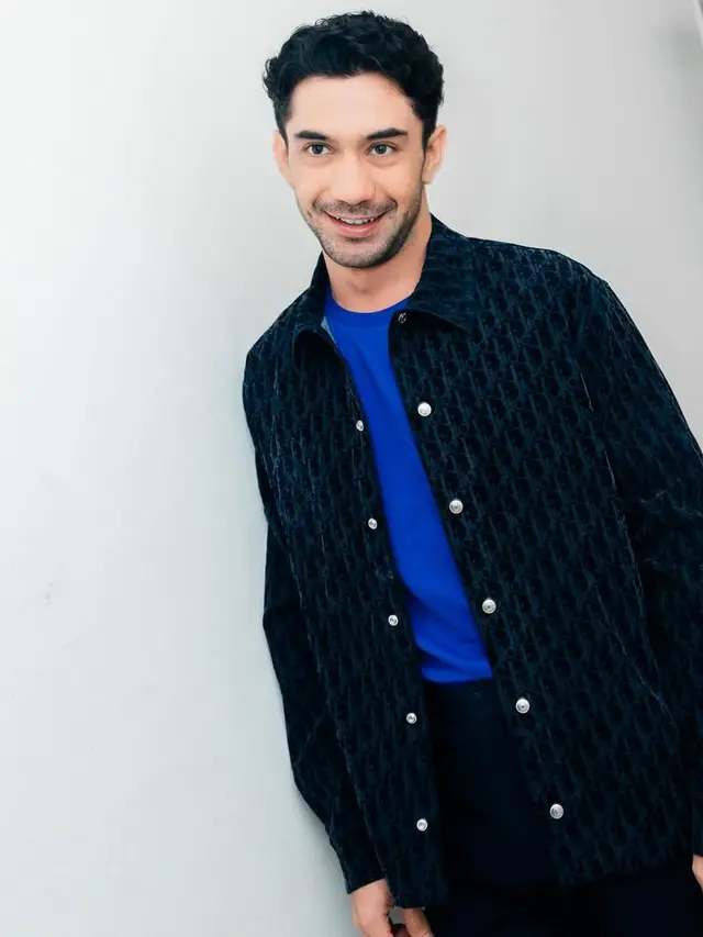 Pilihan Outfit Atasan Hitam Ala Reza Rahadian/via Instagram @officialpilarez