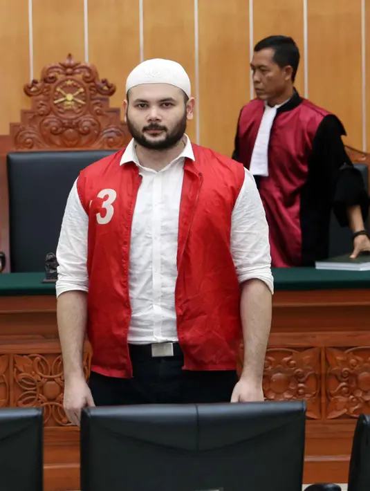"Berkaitan dengan apakah penyusunan dakwaan itu sudah sesuai atau belum. Tapi ada hal hal dalam penyusunan itu yang tidak patut. Makannya kita akan ajukan esepsi," ujar Ahmad Cholidi, pengacara Ridho Rhoma. (Nurwahyunan/Bintang.com)