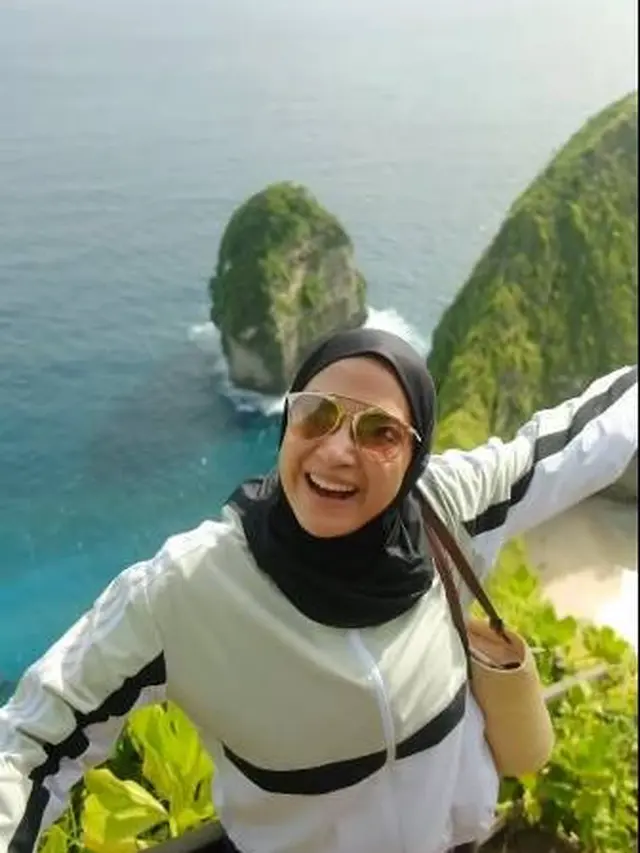 7 Potret Kebersamaan Nina Zatulini Bersama Suami dan Anak Saat Liburan
