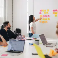 Ilustrasi Manajemen dalam Perkantoran Credit: unsplash.com/YouXVentures