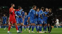 Momen Timnas Italia mengkritik keputusan wasit saat dikalahkan Inggris dengan skor 3-2 pada kualifikasi Euro 2024. (Adrian DENNIS / AFP)