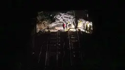 Selasa (20/1/2026) malam waktu setempat, sebuah kereta komuter tergelincir dan menabrak jalur rel di dekat Barcelona. Tampak dalam foto, tim penyelamat merespons setelah sebuah kereta komuter tergelincir akibat menabrak tembok penahan yang runtuh ke rel di Gelida, dekat Barcelona, Spanyol, pada Selasa 20 Januari 2026. (AP Photo/Joan Mateu Parra)