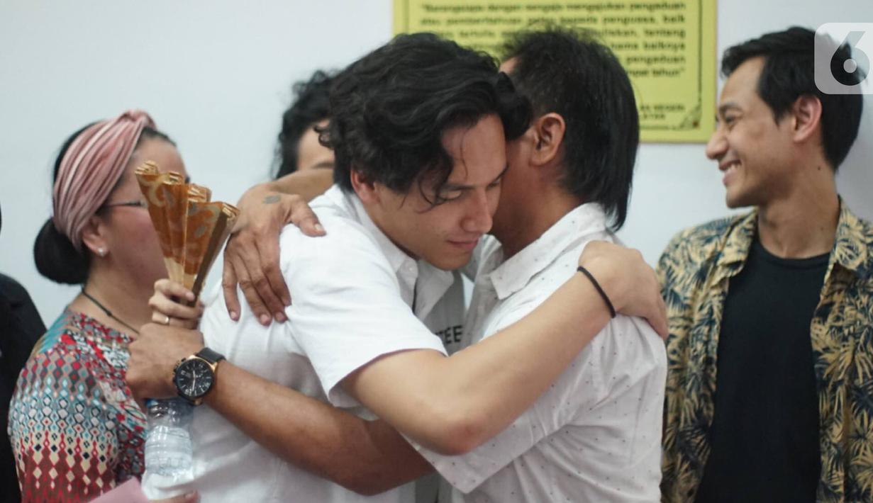 Aktor Jefri Nichol berpelukan dengan kerabat usai mendengarkan pembacaan tuntutan dalam sidang lanjutan di Pengadilan Negeri Jakarta Selatan, Senin (21/10/2019 Jefri Nichol dituntut jaksa 10 bulan penjara dikurangi masa penahanan. (Liputan6.com/Immanuel Antonius)