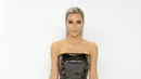 Kim Kardashian masuk dalam daftar penampilan terbaik kali ini. Tentu saja unik, Kim Kardashian mengenakan off-the-shoulder dress dari plastik hitam rancangan Dolce & Gabbana dan Skims. Foto: W Magazine.