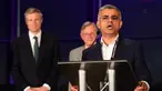 Walikota London terpilih Sadiq Khan saat memberikan pidato usai kemenangan pemilu oleh dirinya di Balai Kota London, Inggris, (7/5). Kandidat dari kubu Buruh ini mengalahkan rival terdekatnya dari kubu Konservatif, Zac Goldsmith. (Leon Neal/AFP)