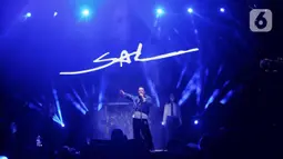 Tampil di hari kedua gelaran KapanLagi Buka Bareng BRI Festival 2025, Sal Priadi sukses menghibur penggemarnya yang sudah menanti sejak sore hari. (Liputan6.com/Angga Yuniar)