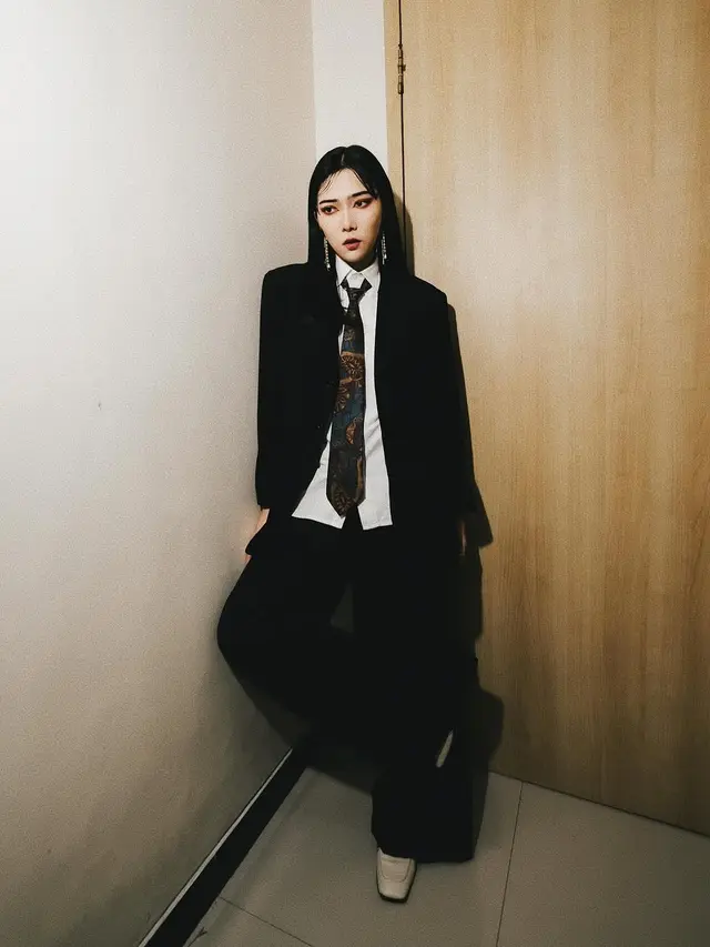 Jadi Pembicara, Isyana Sarasvati Tampil Maskulin dengan Jas dan Dasi Panjang