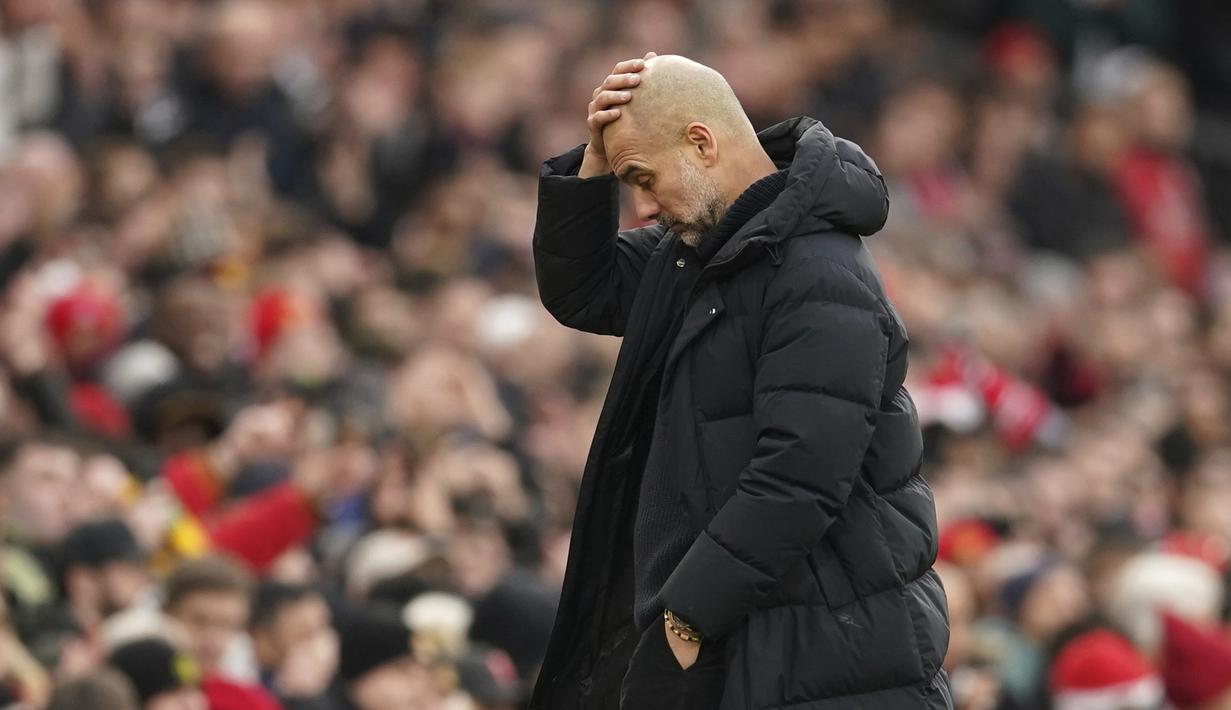 Pep Guardiola terlihat makin terpukul ketika pemain Manchester United kembali menjebol gawang Manchester City dan membalikkan keadaan menjadi 2-1 untuk kemenangan Setan Merah. (AP Photo/Dave Thompson)