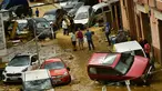 Warga berkumpul di jalan dekat mobil yang rusak setelah banjir bandang menerjang Tafalla, Spanyol, Selasa (9/7/2019). Hujan deras menyebabkan dua sungai meluap dan menimbulkan banjir bandang. (AP Photo/Alvaro Barrientos)