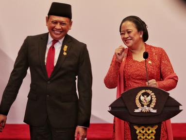 Ketua MPR RI Bambang Soesatyo bersama Ketua DPR RI Puan Maharani tersenyum saat memberikan keterangan kepada awak media seusai Pidato Kenegaraan Presiden di Gedung Nusantara, Jakarta, Selasa (16/8/2022). Pidato Presiden Jokowi tersebut disampaikan dalam Sidang Tahunan MPR RI, Sidang Bersama DPR RI dan DPD RI, serta Sidang Paripurna DPR RI tentang Rancangan Anggaran Pendapatan dan Belanja Negara (RAPBN) Tahun 2023. (Liputan6.com/Angga Yuniar)