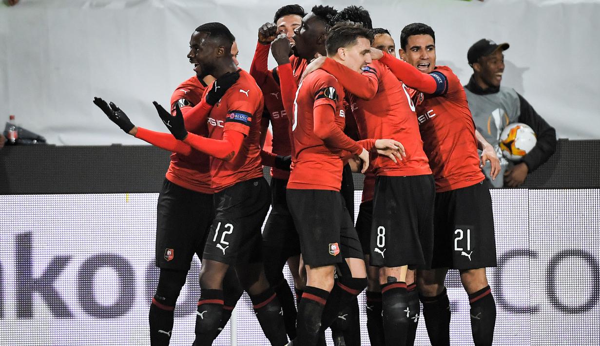 Perayaan gol pertama Rennes pada leg 1, babak 16 besar Liga Europa yang berlangsung di Stadion Roazhon Park, Rennes, Jumat (8/3). Arsenal kalah 1-3 kontra Rennes. (AFP/Lioc Venance)