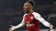 Pemain anyar Arsenal, Pierre-Emerick Aubameyang merayakan gol ke gawang Everton pada laga Premier League di Emirates Stadium, London, (3/2/2018). Arsenal menang 5-1. (AFP/IKIMAGES/Ian Kington)