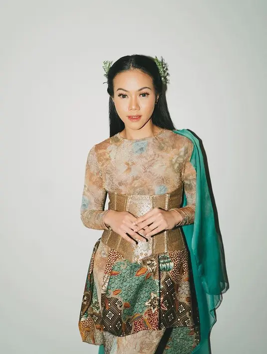 "Aku ingin selalu membawa DNA aku, aku tidak pernah lupa aku dari Bandung darimana kita berasal, jangan pernah lupa dari akar kita. Jadi ini di setiap penampilan akulah pakaian aku sehari-hari, di atas panggung yang sangat nyaman, aku senang berkebaya," lanjut Yura. [instagram/yurayunita]