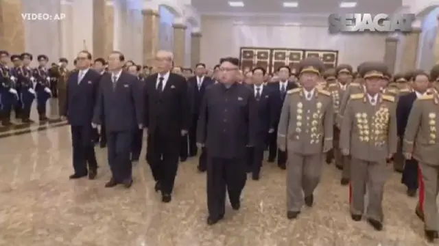 Memperingatai ulang tahun Kim Jong-il ke-75 Kim Jong Un kunjungi Kumsusan Palace of the Sun.