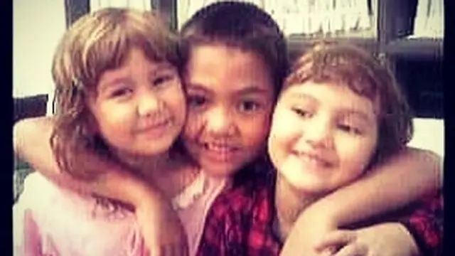 6 Potret Masa Kecil Zoe Jackson dan Laura Jackson, Menggemaskan