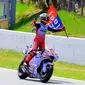 Marc Marquez merayakan sukses naik podium balapan MotoGP Catalunya 2024. (Josep LAGO / AFP)