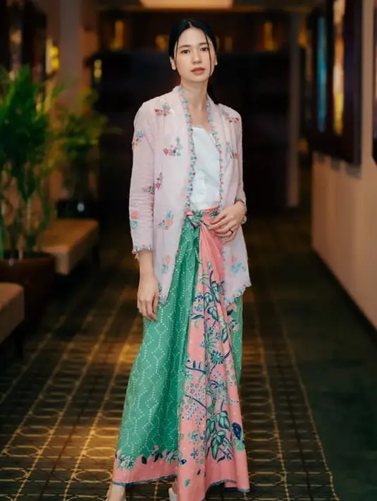 Laura Basuki mengenakan kebaya encim pink yang dipadukan bawahan kain batik warna pastel. [@hagaipakan]