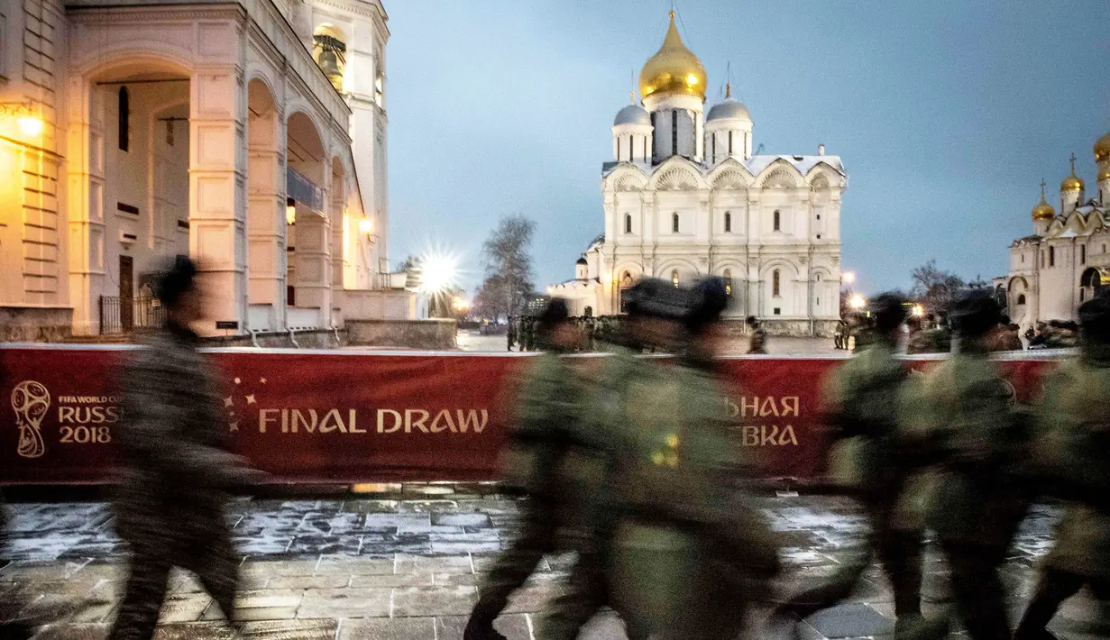 Sejumlah petugas keamanan melintas di depan lokasi drawing Piala Dunia 2018 di Kremlin, Moscow, Kamis (30/11/2017). Drawing 32 peserta Piala Dunia 2018 akan dilakukan pada Jumat (1/12/2017) di Rusia. (AFP/Mladen Antonov)