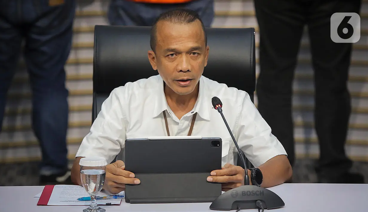 Deputi Penindakan dan Eksekusi KPK Rudi Setiawan menyampaikan penetapan tersangka dan penahanan tersangka suap hasil operasi tangkap tangan (OTT) di Bondowoso, Gedung Merah Putih KPK, Jakarta, Kamis (16/11/2023). (Liputan6.com/Angga Yuniar)