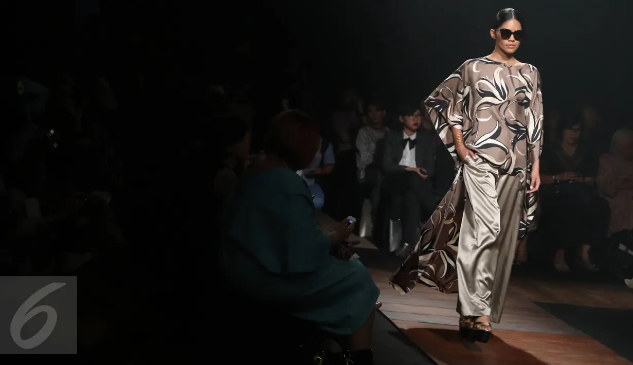 Model memperagakan busana karya Denny Wirawan dalam peragaan busana di Jakarta, Rabu (26/5). Denny Wirawan mengaplikasikan batik kudus ke dalam koleksi Ramadan bertemakan "A Love Summer Dream S/S 2016 Collection". (Liputan6.com/Immanuel Antonius)