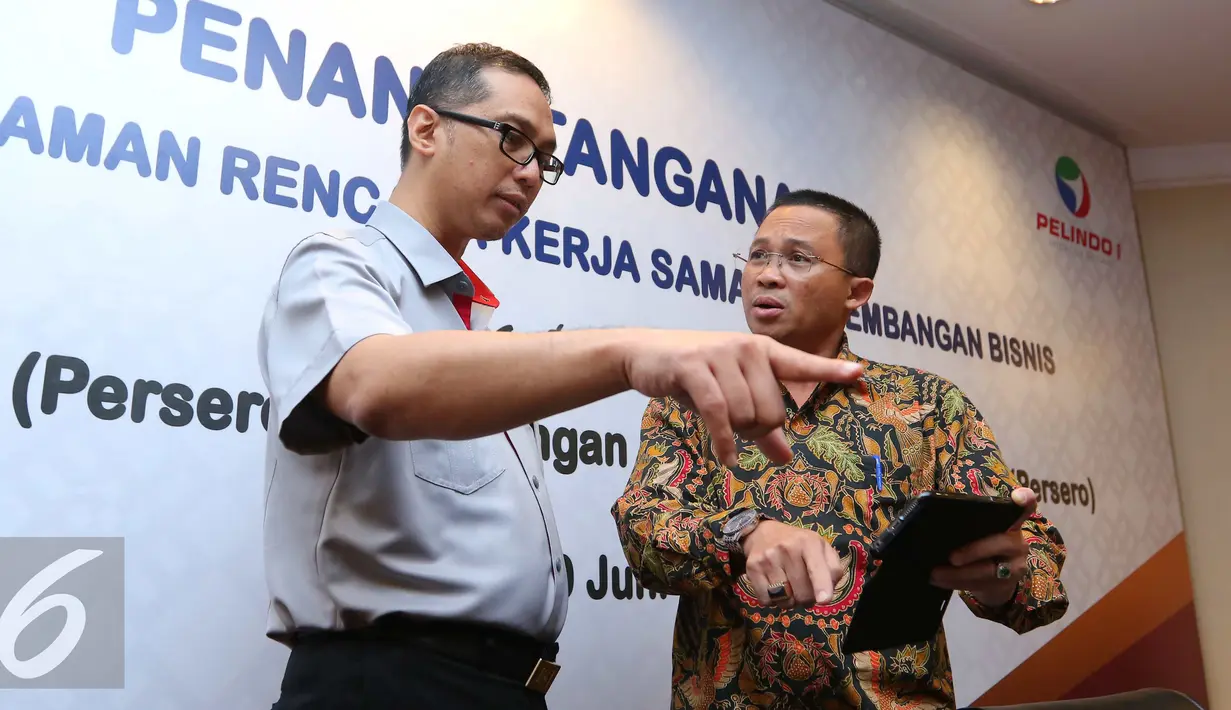 Dirut Semen Indonesia Rizkan Chandra (kiri) dan Dirut Pelindo 1 Bambang Eka Cahyana usai menandatangani nota kesepahaman di Jakarta, Kamis (30/6). (Liputan6.com/Angga Yuniar)