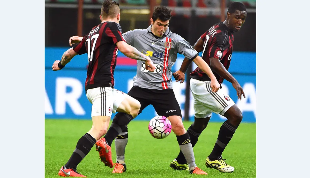Pemain AC Milan berusaha menahan laju pemain Alessandria, Gianluca Nicco, dalam semifinal Coppa Italia di Stadion San Siro, Milan, Rabu (2/3/2016) dini hari WIB. (EPA/Daniel Dal Zennaro)