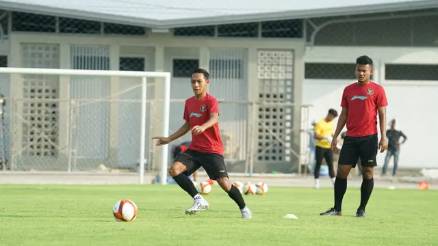 Gelandang Timnas Indonesia U-22, Beckham Putra, berlatih di Kamboja untuk SEA Games 2023.