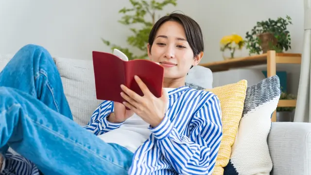 damai membaca buku rileks