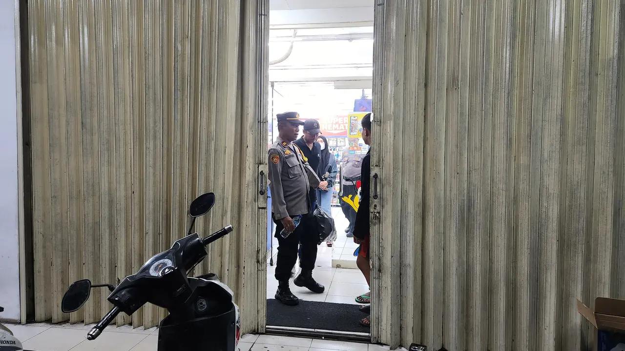 Sejumlah petugas kepolisian Polsek Cimanggis, mendatangi lokasi minimarket yang dibobol maling, dekat Jalan Pekapuran, Cimanggis, Depok. (Liputan6.com/Dicky Agung Prihanto)