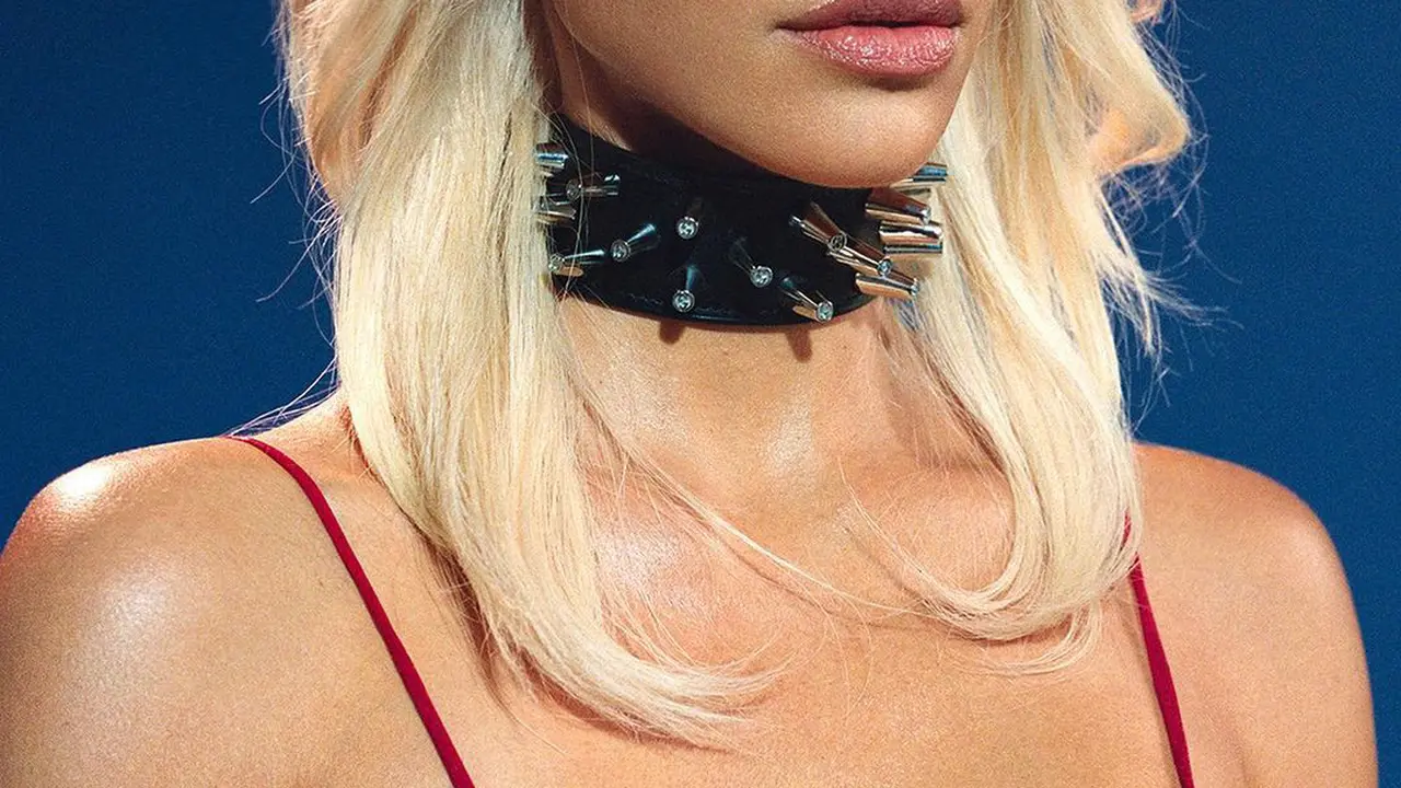 Kim Kardashian Cat Alis dan Rambut Jadi Pirang