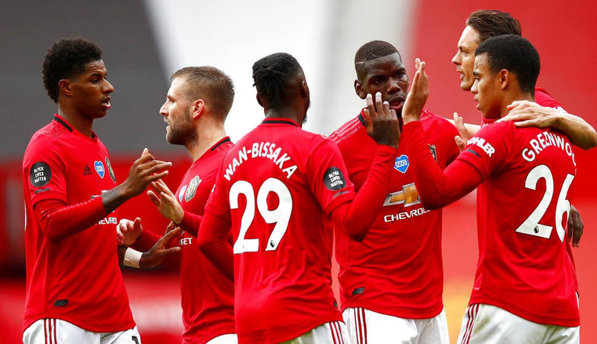 Para pemain Manchester United merayakan gol yang dicetak oleh Mason Greenwood ke gawang Bournemouth pada laga Premier League di Stadion Old Trafford Sabtu (4/6/2020). Manchester United menang 5-2 atas Bournemouth. (AP/Clive Brunskill)