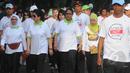 Istri Wakil Presiden Jusuf Kalla (kiri) berjalan bersama para peserta fun walk 2015, Jakarta, Minggu (29/3/2015). acara ini dalam rangka memperingati hari autisme sedunia yang jatuh tanggal 2 april setiap tahunnya. (Liputan6.com/Herman Zakharia)